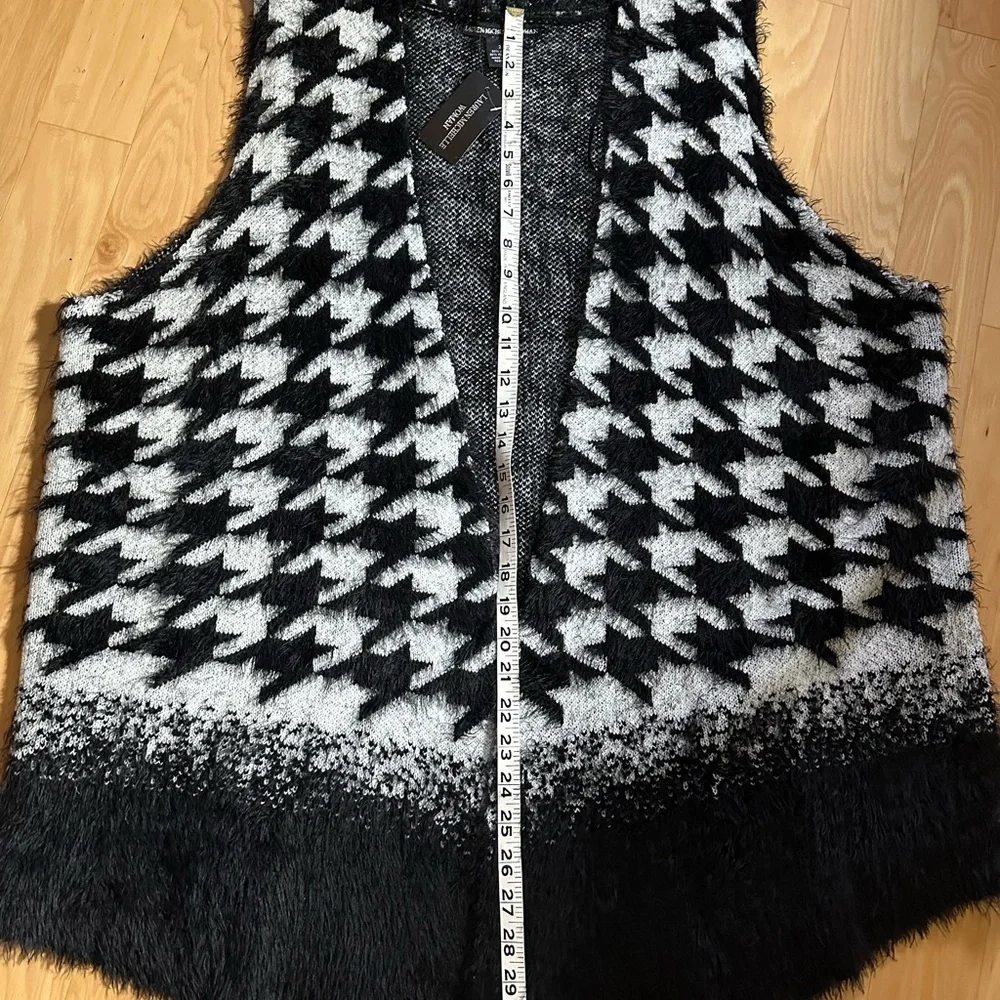 3x soft black and white vest. Nice long length. - Picture 3 of 9